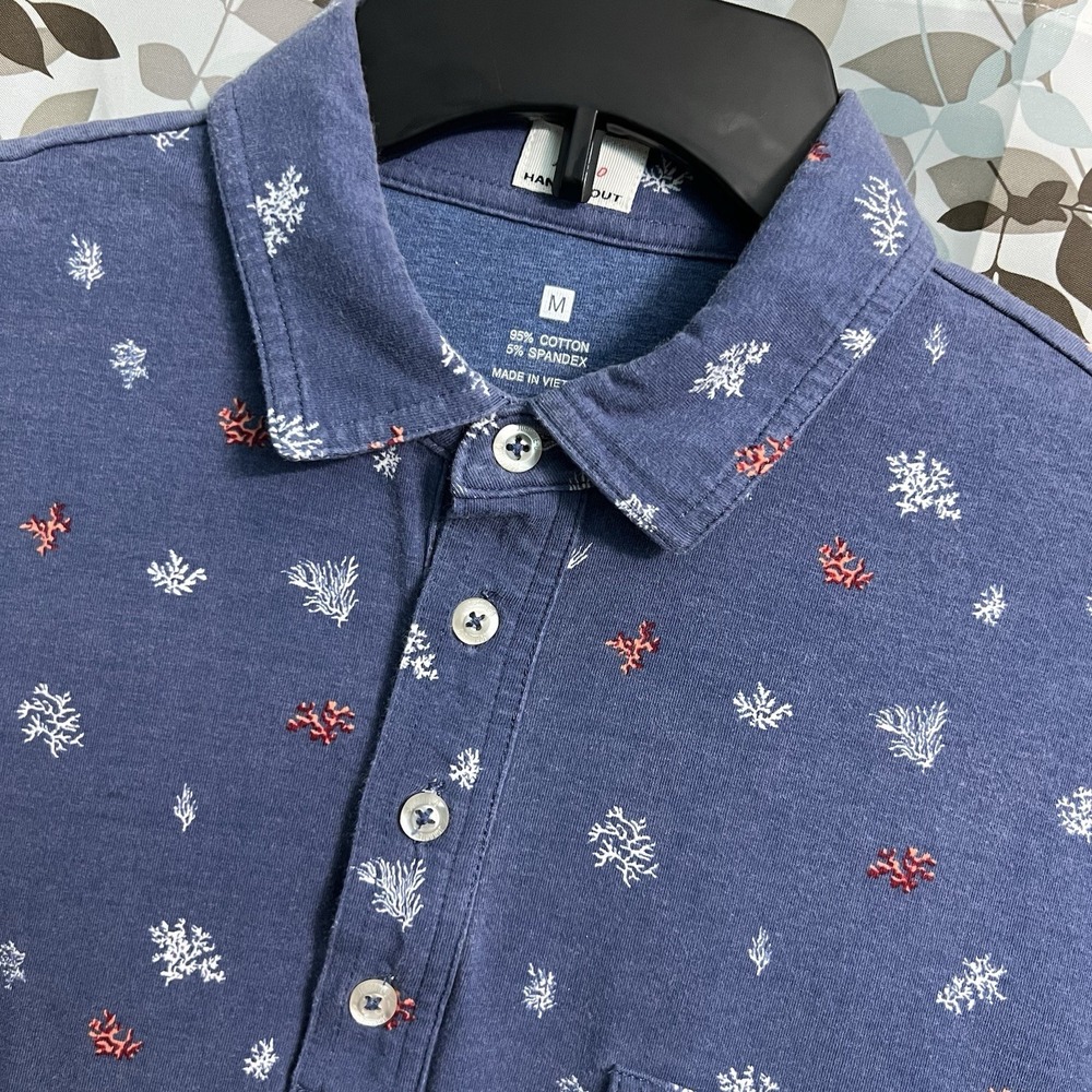 Johnnie-O Hanging Out Mens polo shirt size Medium Coral Reef Geometric Golf